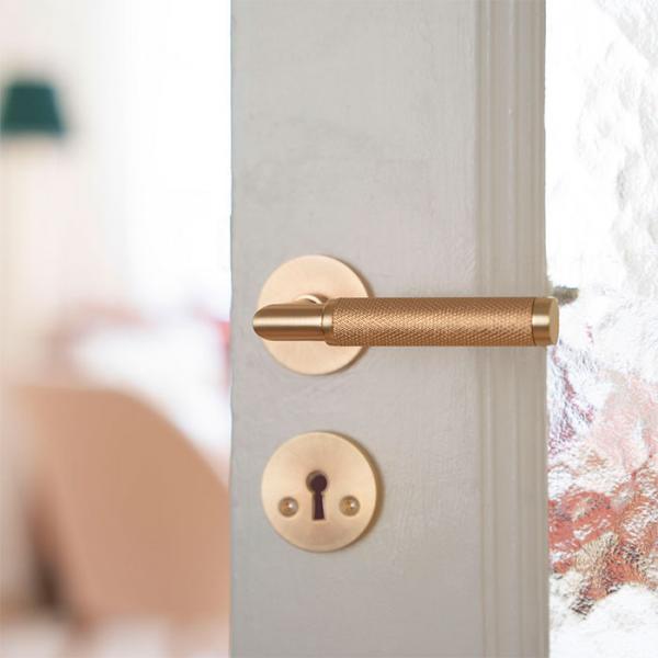 Beslagsboden Design indendørs dørhåndtag m/crystal cut - Børstet messing PVD Beslagsboden Design indendørs dørhåndtag m/crystal cut - Børstet messing PVD