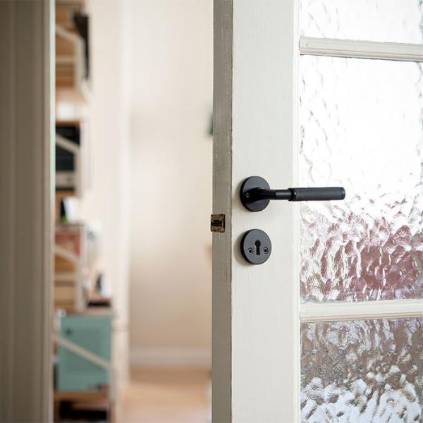 Beslagsboden Design indend&oslash;rs d&oslash;rh&aring;ndtag m/crystal cut - Mat sort